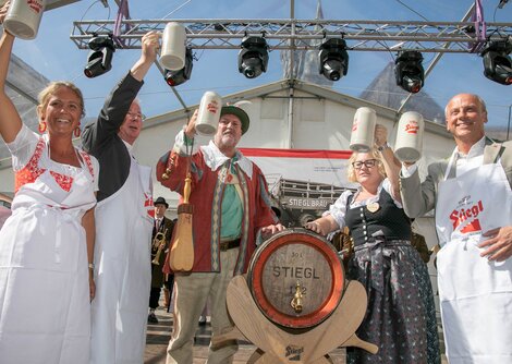 Bieranstich am Salzburger Rupertikirtag | © Wildbild