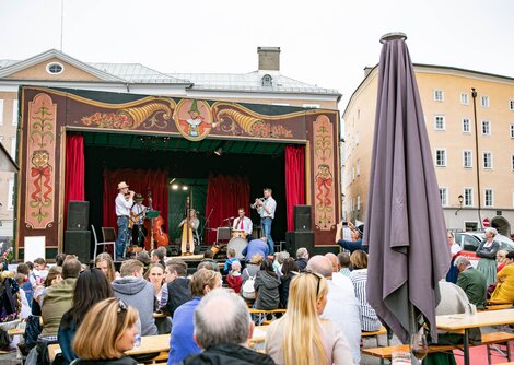 Pawlatschenbühne am Salzburger Rupertikirtag | © Wildbild