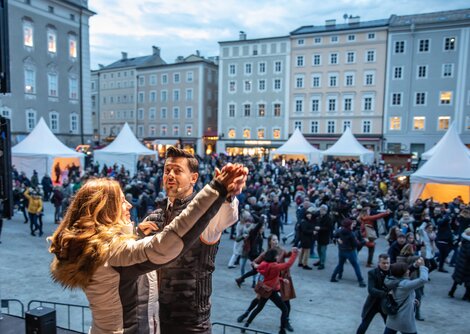 Tanzkurs mit Manuela Stöckl und Florian Gschaider vom Danceteam Emotion | © Wildbild