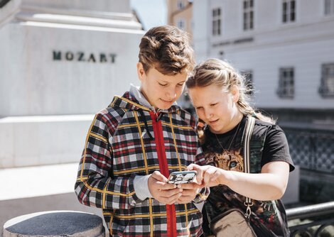 Space Dog Polli sorgt für Spaß und Spiel | © Niko Zuparic