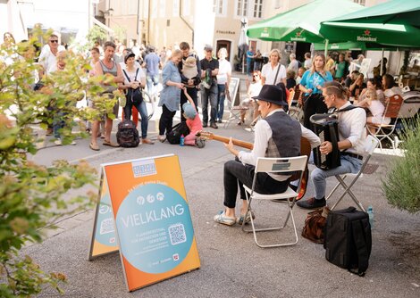 VIELKLANG animiert zum Verweilen in der Altstadt | © Birgit Probst