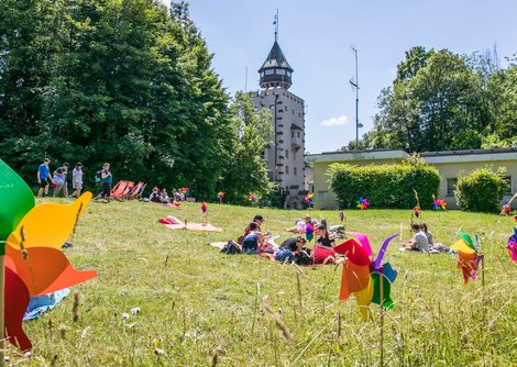 Grünfläche neben dem Museum der Moderne wird zur Picknickwiese | © Wildbild/Salzburg AG Tourismus
