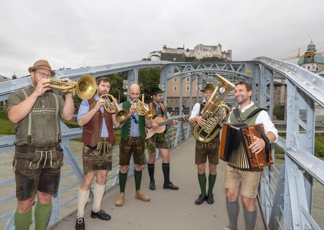 G'made Wies'n am Mozartsteg - beim zweitägigen Flanierfestival Vielklang wurde die Altstadt von 19 Musikformationen bespielt | © Andreas Kolarik