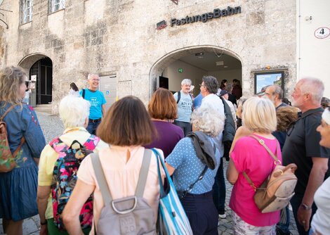 Architektur- und Stadtentwicklungsführung unter der Leitung von MMag. Robert Ebner  | © Birgit Probst