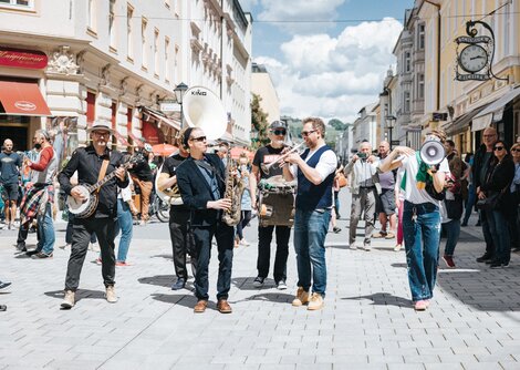 Bands touren durch die Linzer Gasse, wie MMC-music mobile Music club | © Niko Zuparic