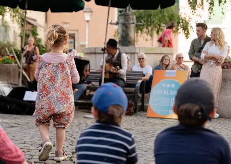 Kleine Besucher:innen kommen beim VIELKLANG-Familienfest auf ihre Rechnung | © Birgit Probst
