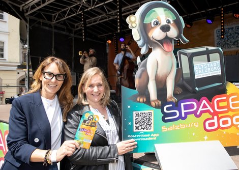 Alexandra Hederer und Mag. Daniela Aichner mit Space Dog Polli | © Andreas Kolarik