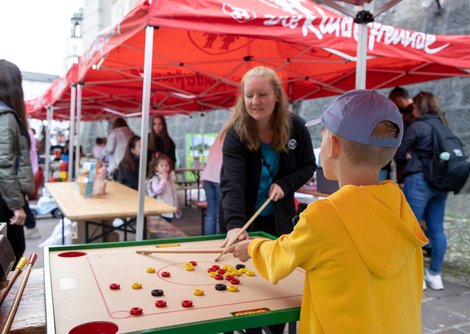Laura Pongratz von den Kinderfreunden betreut eine Kinderspielstation | © Andreas Kolarik
