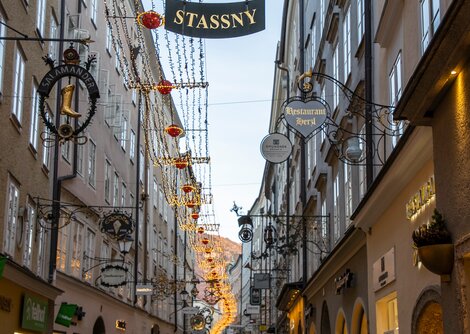 Ab 19. November 2020 illuminiert die Weihnachtsbeleuchtung die Altstadt | © Andreas Kolarik