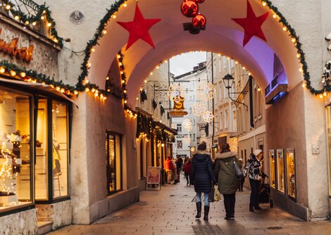 Geschäftsportale werden individuell weihnachtlich dekoriert | © Niko Zuparic