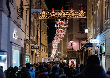Ab 20. November 2025 wird die Weihnachtsbeleuchtung in der Altstadt Salzburg eingeschaltet | © Niko Zuparic