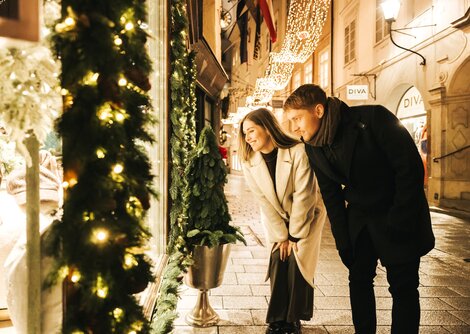 Flanieren und shoppen in der Adventzeit in der Altstadt Salzburg | © Nico Zuparic