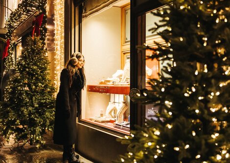 Geschmückte Christbäume zieren die Gassen in der Altstadt | © Niko Zuparic