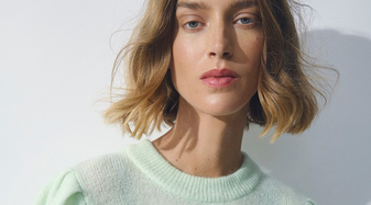 Fotos eines Models mit einem hellgrünen Sommerpulli | © msch Copenhagen