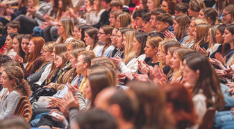 Foto eines vollbesetzten Veranstaltungssaals | © SKV/ebihara photography
