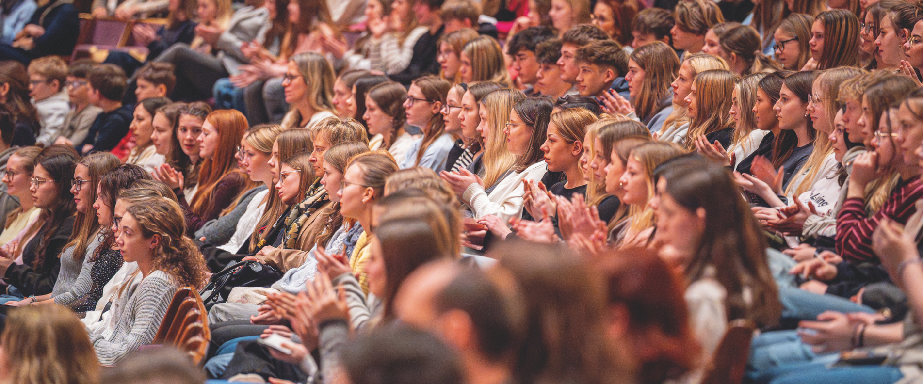 Foto eines vollbesetzten Veranstaltungssaals | © SKV/ebihara photography