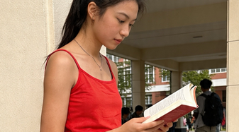 Eine Frau liest ein Buch in der Mode von Misc.Fashion | © Misc.Fashion