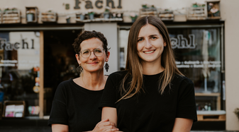 Nadja und Marie vor dem 's Fachl in der Altstadt Salzburg | © annahaslauer