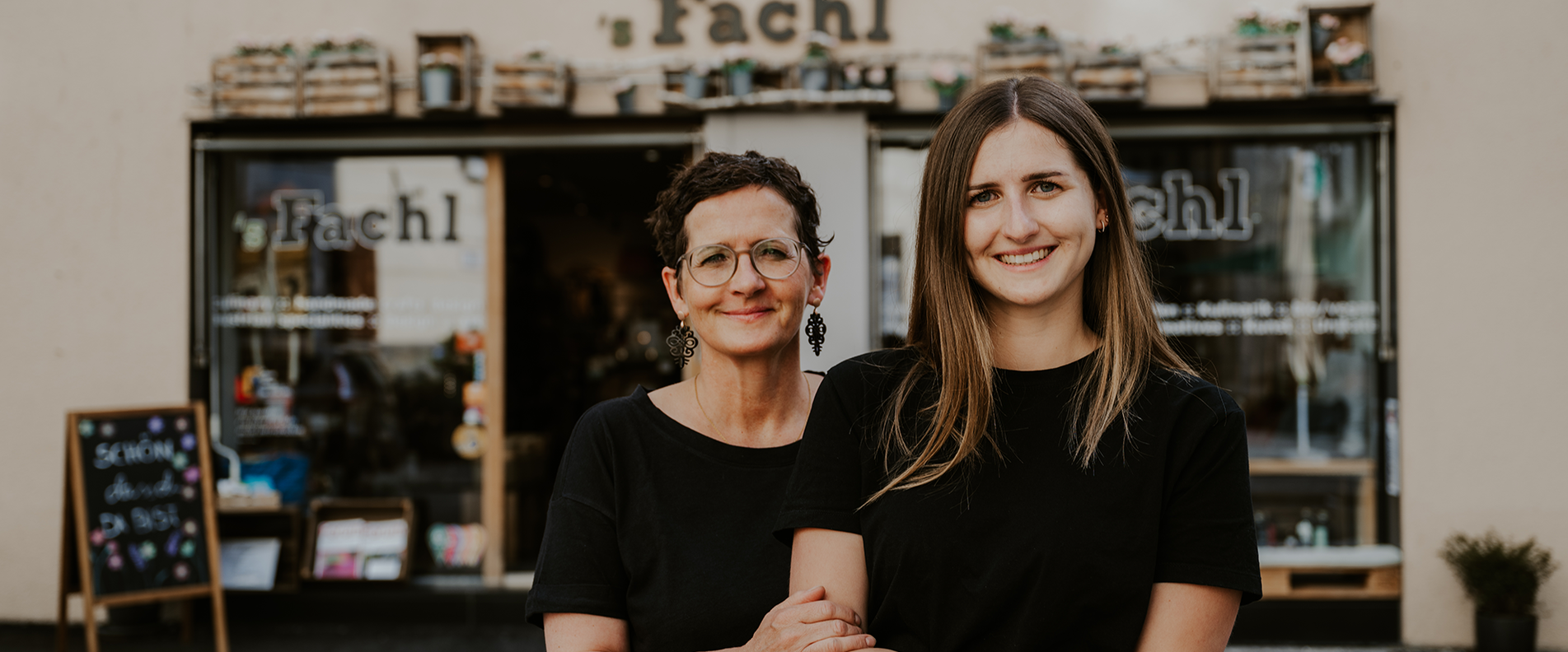 Nadja und Marie vor dem 's Fachl in der Altstadt Salzburg | © annahaslauer