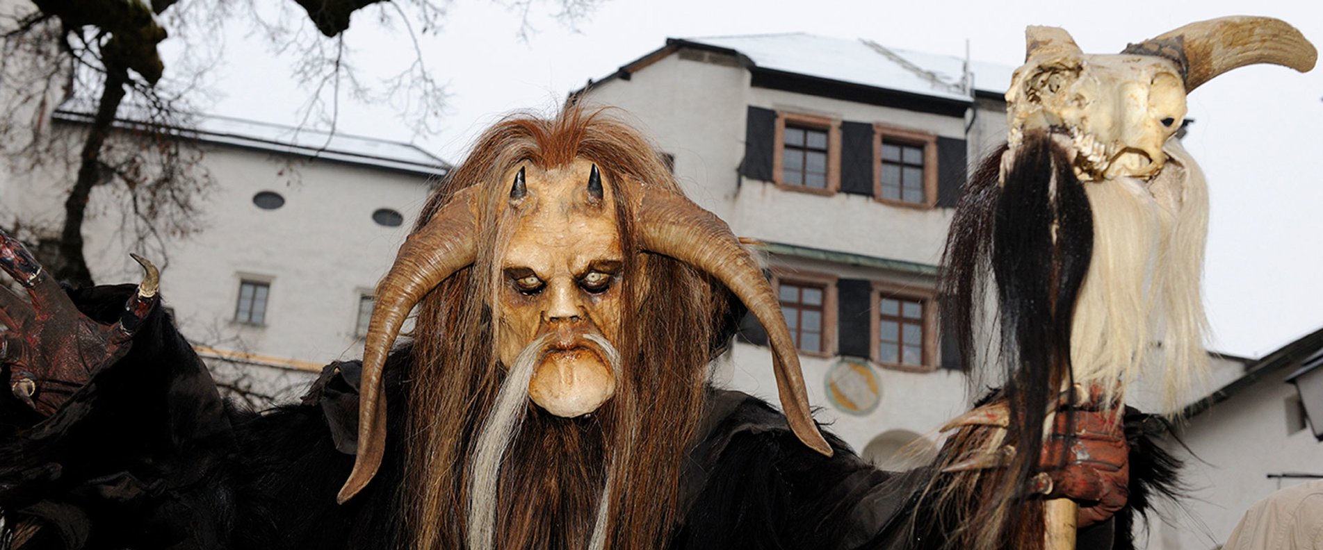 Stefanie-Percht im Burghof der Festung Hohensalzburg | © Salzburger Burgen & Schlösser