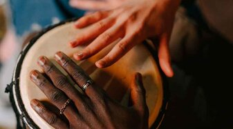 Hände auf Trommel | © Afro-Asiatisches Institut