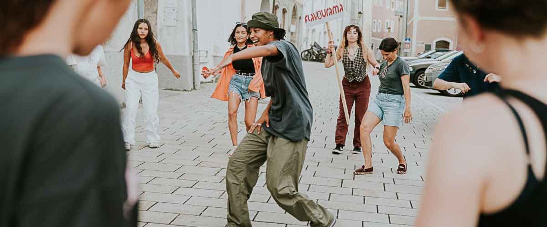 Menschen in der Stadt die tanzen bei der Flavourama Walking Dance Class | © flavourama