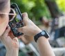 Frau fotografiert mit Handy am ALTSTADTSAMSTAG | © Herbert Rohrer