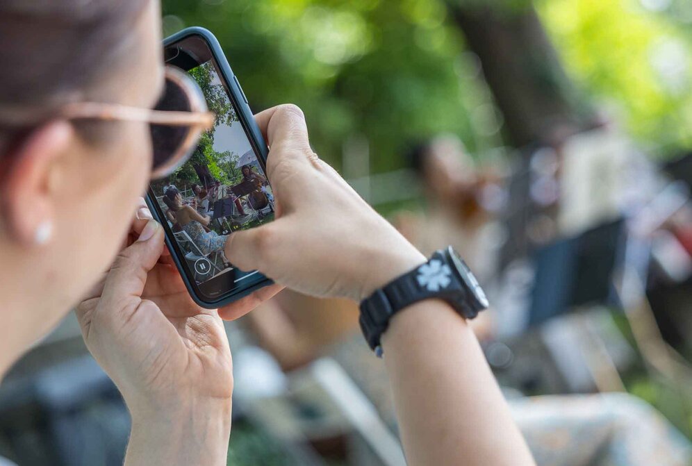 Frau fotografiert mit Handy am ALTSTADTSAMSTAG | © Herbert Rohrer