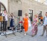 Musikgruppe und flanierende Menschen am ALTSTADTSAMSTAG | © Herbert Rohrer