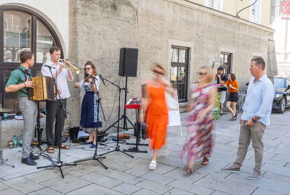 Musikgruppe und flanierende Menschen am ALTSTADTSAMSTAG | © Herbert Rohrer