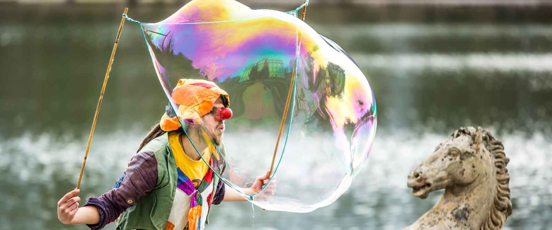Clown mit großer Seifenblase | © Eva trifft