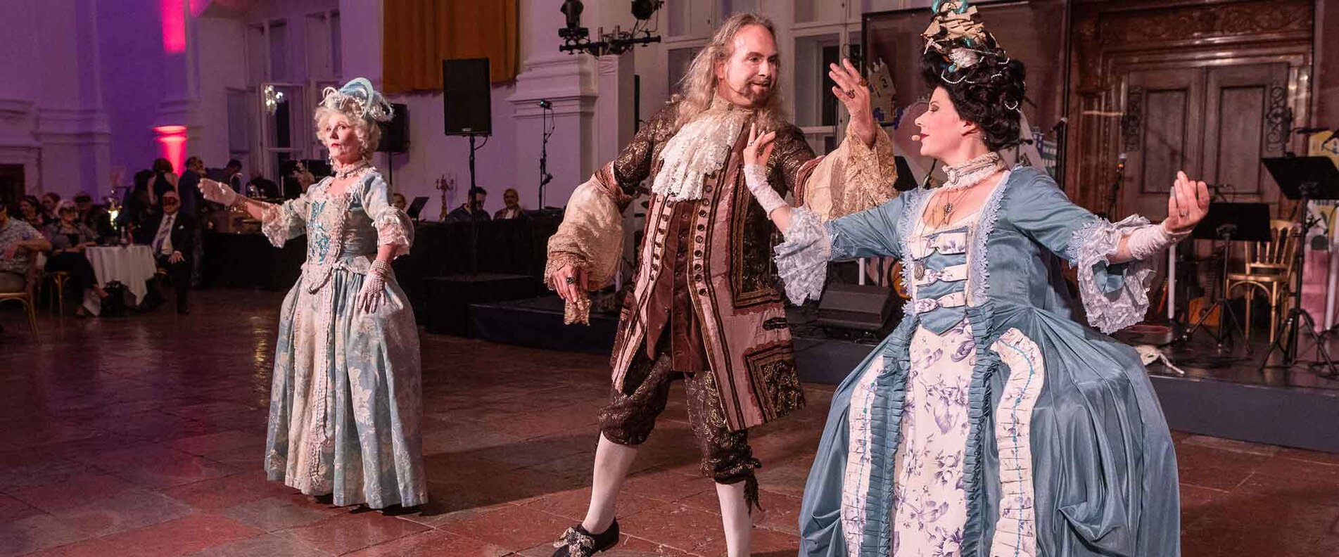 barock gekleidete Menschen beim Tanz  | © DQS