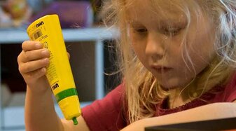 Kind beim Basteln | © DQS