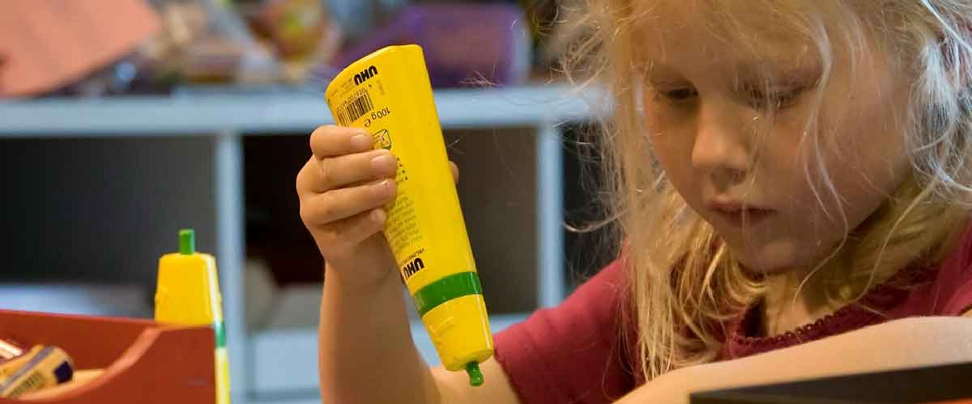 Kind beim Basteln | © DQS