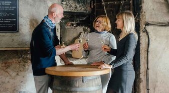 Menschen beim After Work Cheers | © Salzburger Burgen und Schlösser 