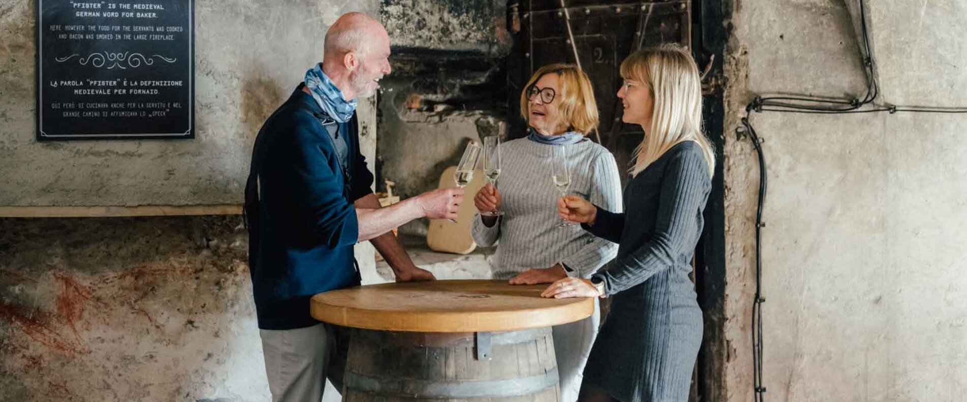 Menschen beim After Work Cheers | © Salzburger Burgen und Schlösser 