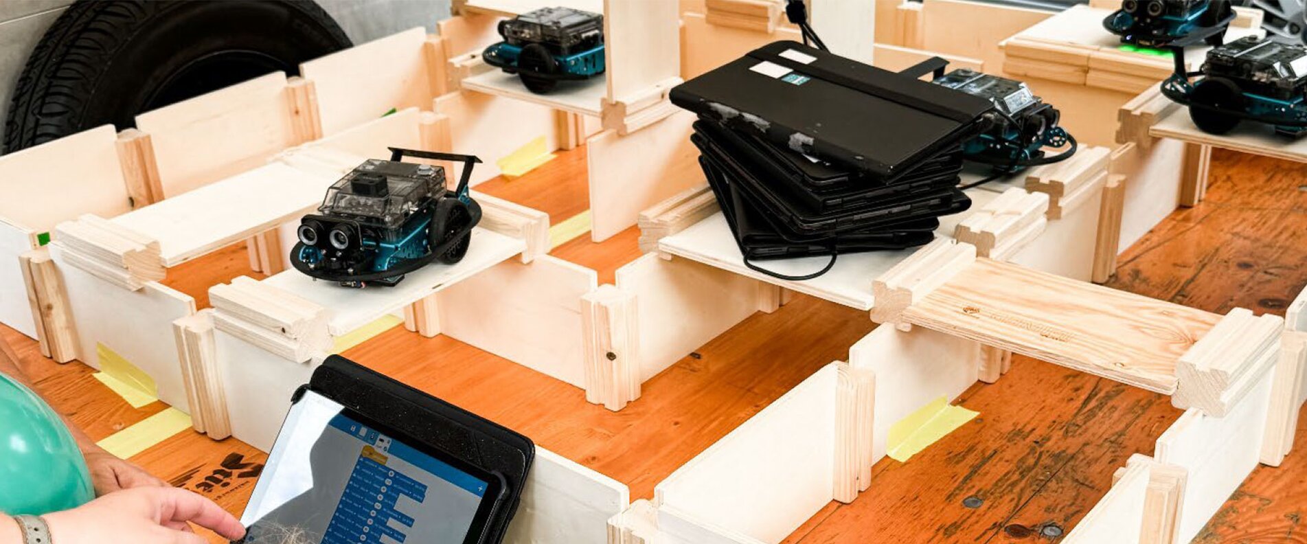 Werkstücke auf einem Tisch.  | © Gemini