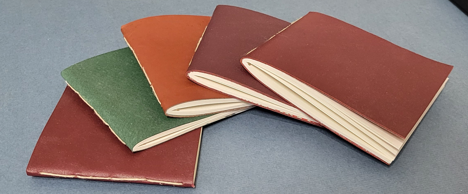 Fotos von selbstgestalteten Notizbüchern | © Berit Baumann