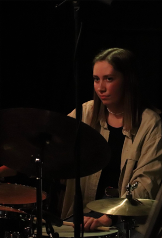 Foto von der Musikerin Lilly Stoderegger mit ihrem Schlagzeug auf der Bühne.  | © Felix Schubert