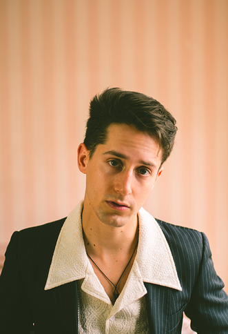 Foto vom Musiker Prinz Leo im Anzug.  | © Brodie McBride