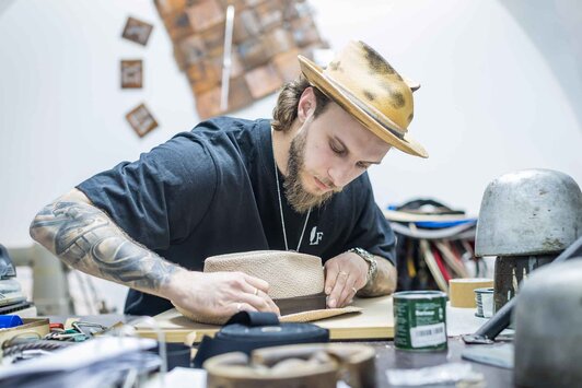 Leon Freiberger fertigt einen Hut | © Christian Leopold 