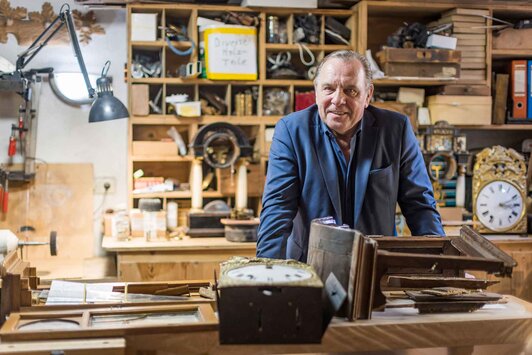 Albert Gilli in seiner Uhrmacherwerkstatt | © Christian Leopold 