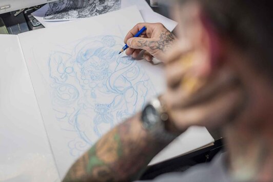 Leo Bernhard zeichnet ein Tattoo | © Christian Leopold 