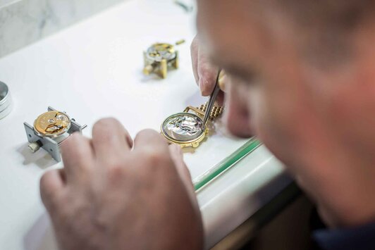 Albert Gilli repariert eine Uhr | © Christian Leopold 
