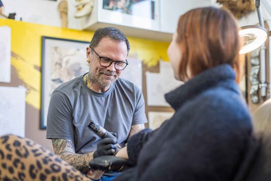 Leo Bernhard macht Tattoo | © Christian Leopold 