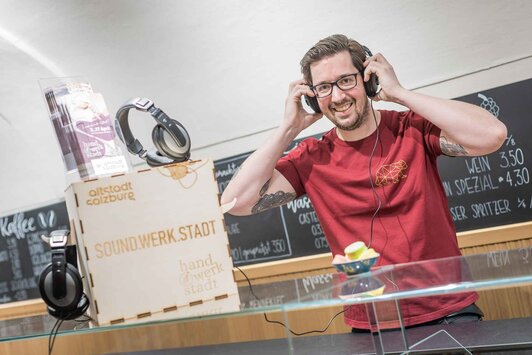 Gerald Baltram hört in die Sound.Werk.Stadt | © Christian Leopold 