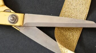 Eine Schere und ein Band, das die Eröffnung des neugestalteten Waagplatzes symbolisieren soll. | © Gehmacher