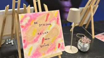 Gemalenes Bild mit dem Schriftzug "Be stronk, relax and shine". | © liebestrunken