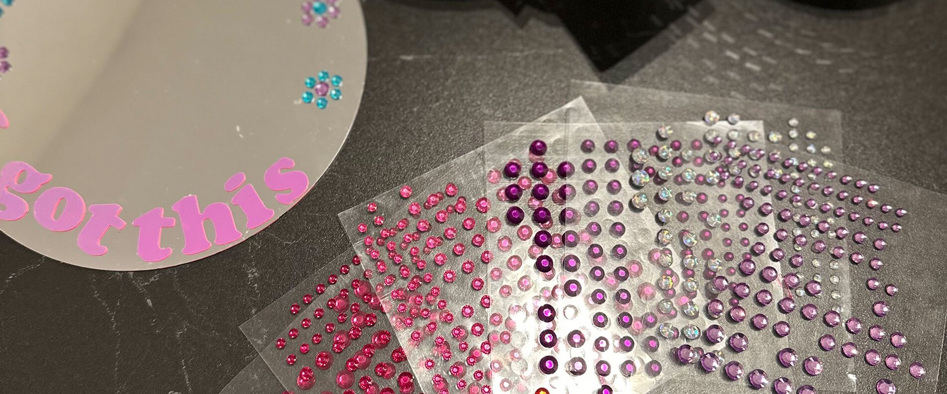 Foto von den Ausgangsmaterialien für die Spiegelbotschaften.  | © liebestrunken