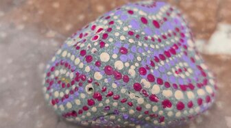 Dotpainting auf einem Stein in Herzform.  | © liebestrunken
